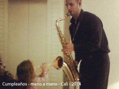 Un mano a mano de trompeta y saxofón en un cumpleaños