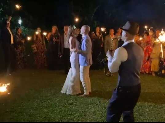 boda nocturna con saxofón