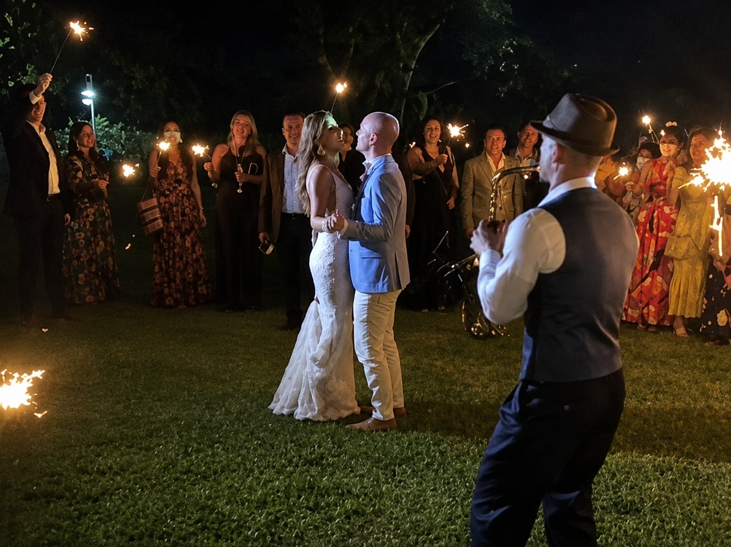 Saxofonista tocando para los novios en una boda nocturna
