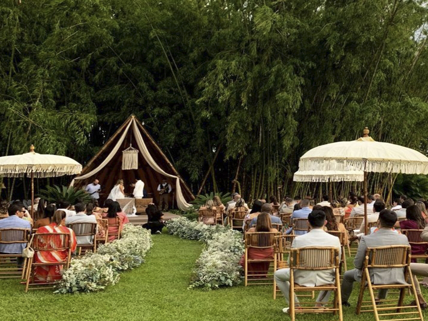 Ceremonia de una boda simbólica y civil al aire libre