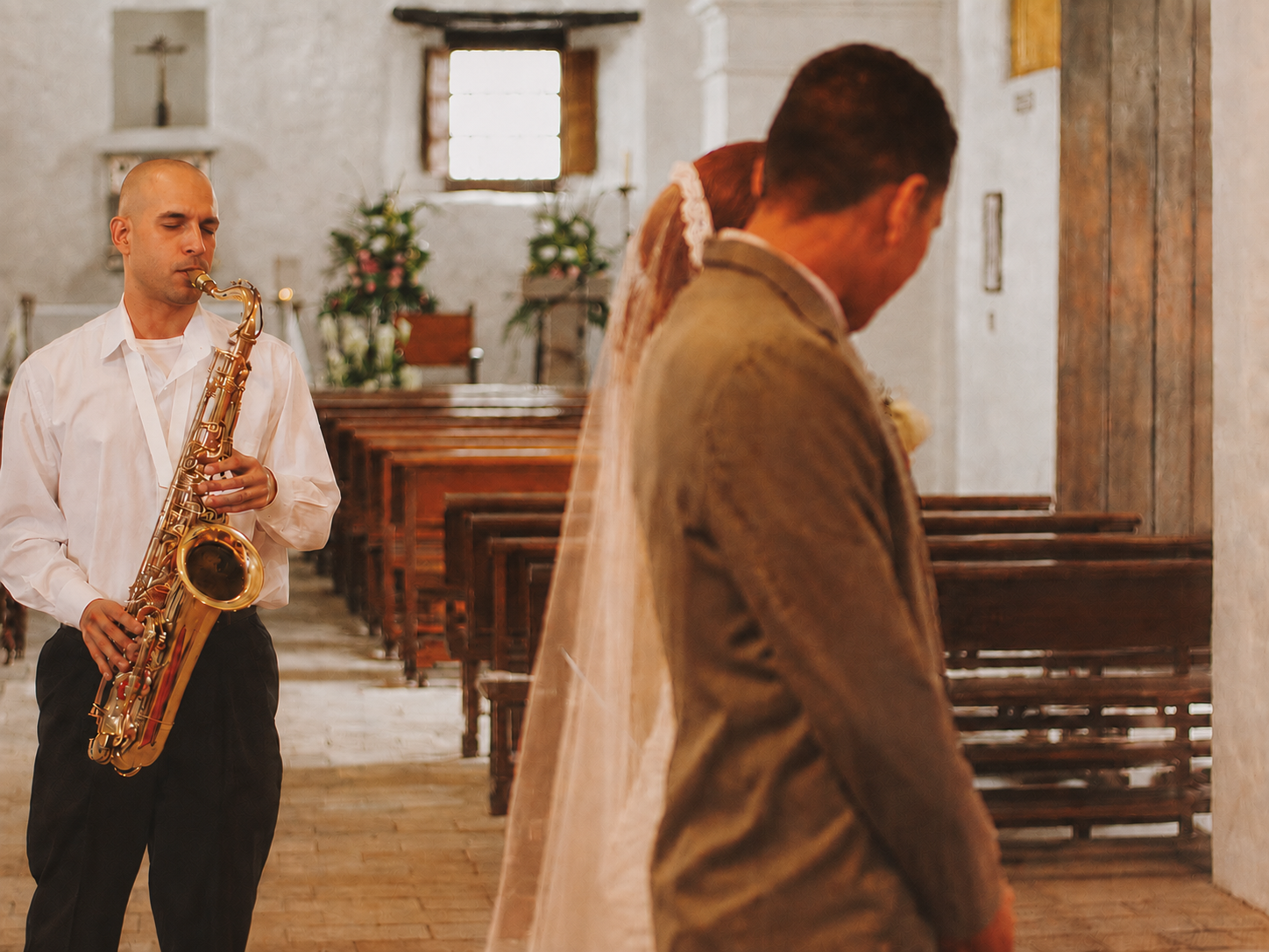 Músico en boda católica tocando saxofón en Cali