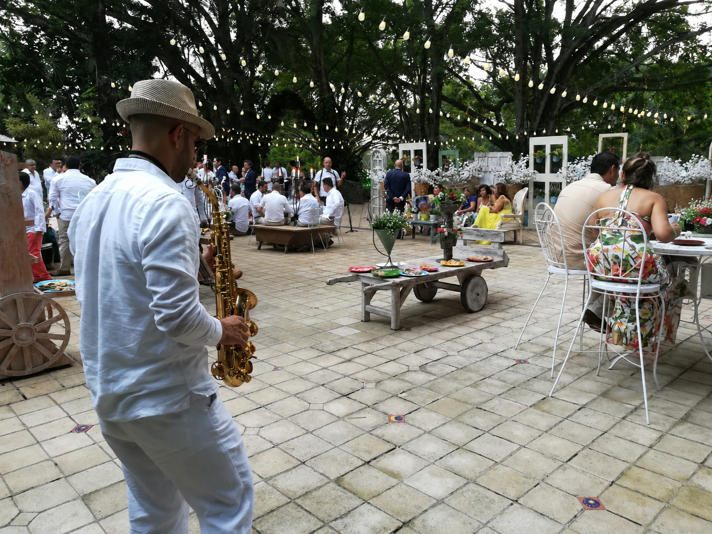 Saxofonista en boda campestre en Cali